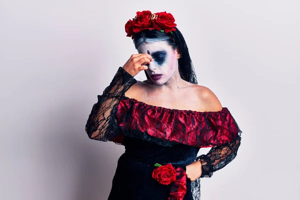 Νεαρή Γυναίκα Φορώντας Μεξικάνικη Ημέρα Του Νεκρού Μακιγιάζ Κουρασμένος Τρίψιμο — Φωτογραφία Αρχείου