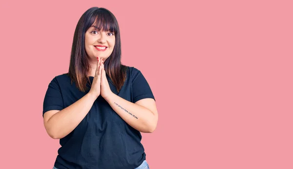 Young Size Woman Wearing Casual Clothes Praying Hands Together Asking — Stock Photo, Image