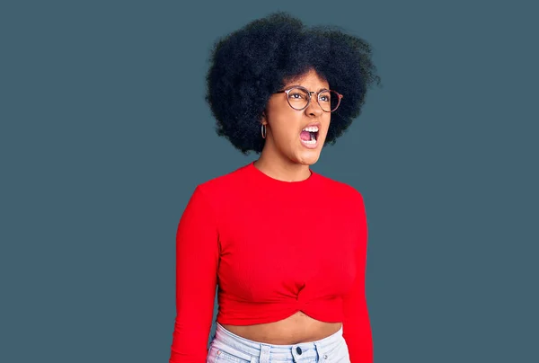 若いアフリカ系アメリカ人の少女は カジュアルな服や眼鏡を着用怒りと怒りを叫び 怒りで叫んで怒っている 怒りと攻撃的な考え方 — ストック写真