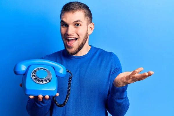 Junger Gutaussehender Mann Mit Oldtimer Telefon Feiert Leistung Mit Glücklichem — Stockfoto