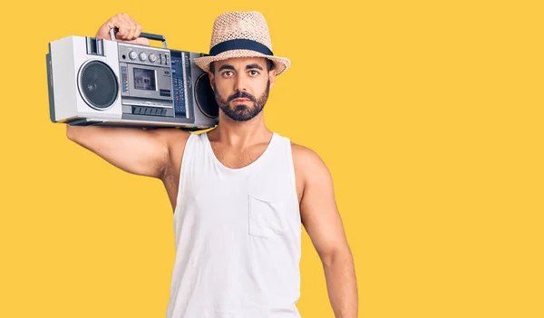 Ung Latinamerikan Man Håller Boombox Lyssnar Musik Tänkande Attityd Och — Stockfoto