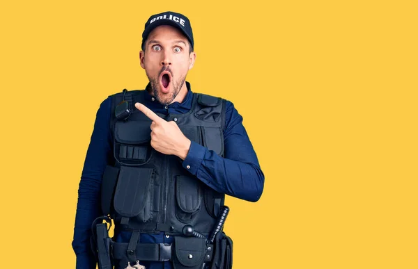 Ung Stilig Man Klädd Polis Uniform Förvånad Pekar Med Fingret — Stockfoto