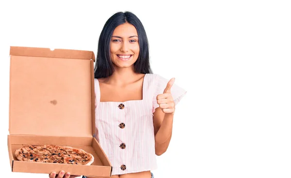 Menina Latina Bonita Jovem Segurando Entrega Caixa Pizza Sorrindo Feliz — Fotografia de Stock