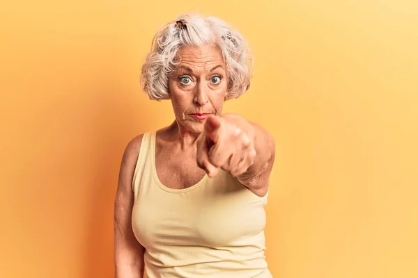 Donna Anziana Dai Capelli Grigi Che Indossa Abiti Casual Indicando — Foto Stock