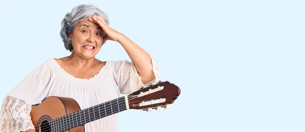 Senior Vrouw Met Grijs Haar Spelen Klassieke Gitaar Gestrest Gefrustreerd — Stockfoto