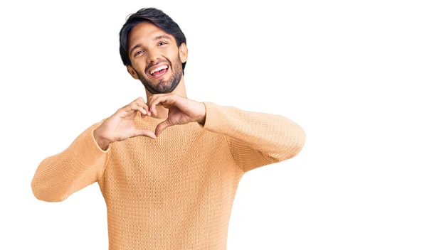 Bonito Homem Hispânico Vestindo Camisola Casual Sorrindo Amor Fazendo Forma — Fotografia de Stock