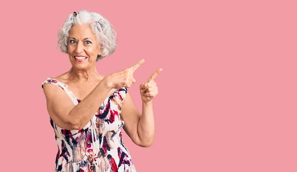 Ältere Grauhaarige Frau Lässiger Kleidung Lächelt Und Blickt Mit Zwei — Stockfoto