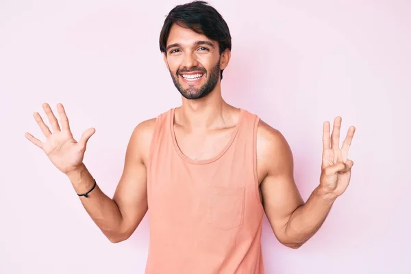 Hombre Hispano Guapo Usando Ropa Casual Mostrando Señalando Hacia Arriba — Foto de Stock