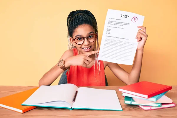 Ung Afrikansk Amerikansk Flicka Barn Med Flätor Visar Misslyckade Examen — Stockfoto