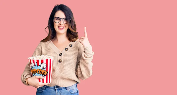 Bella Giovane Donna Bruna Che Mangia Popcorn Sorpresa Idea Una — Foto Stock