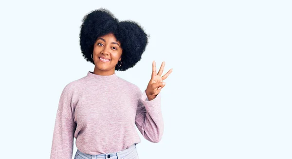 Jeune Fille Afro Américaine Portant Des Vêtements Décontractés Montrant Pointant — Photo