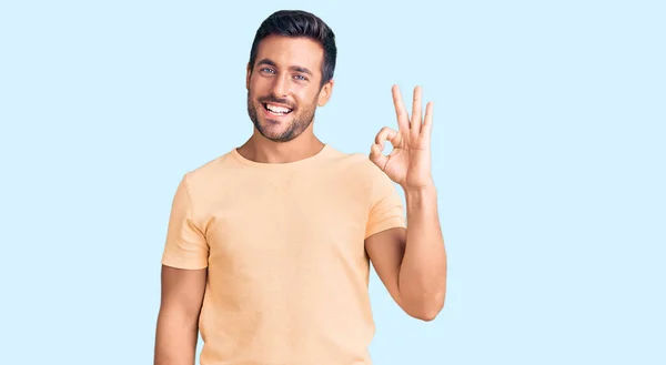 Giovane Uomo Ispanico Indossa Abiti Casual Sorridente Positivo Facendo Segno — Foto Stock