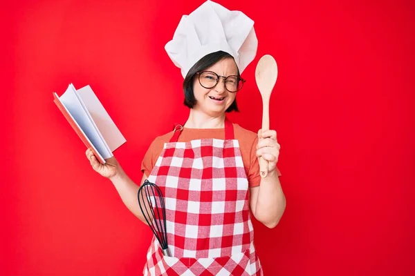 Mulher Morena Com Síndrome Vestindo Avental Profissional Padeiro Leitura Livro — Fotografia de Stock