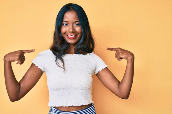 Junges Indisches Mädchen Lässiger Kleidung Sieht Selbstbewusst Aus Mit Einem — Stockfoto