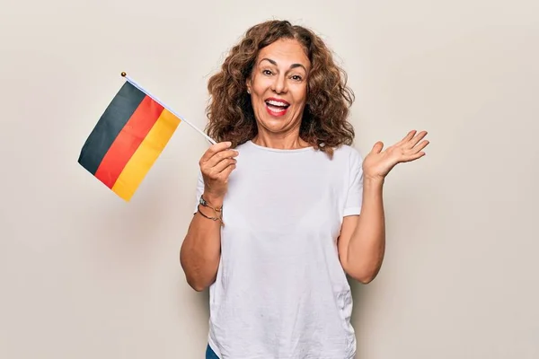 Idade Média Bela Mulher Patriótica Segurando Bandeira Alemã Sobre Fundo — Fotografia de Stock