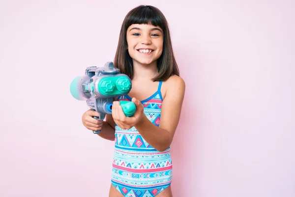 Menina Pequena Com Estrondo Vestindo Maiô Pistola Água Sorrindo Com — Fotografia de Stock
