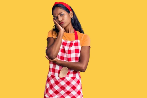 Giovane Ragazza Indiana Che Indossa Grembiule Forno Professionale Pensando Guardando — Foto Stock