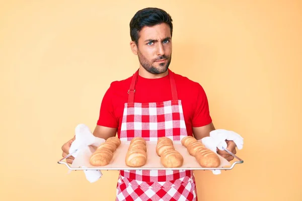 Giovane Ispanico Che Indossa Grembiule Forno Con Mano Pane Casalingo — Foto Stock