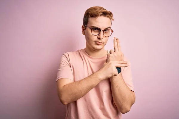 Ung Stilig Rödhårig Man Bär Casual Shirt Stående Över Isolerade — Stockfoto