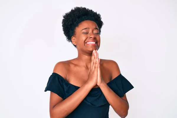 Młoda Afroamerykanka Luźnych Ciuchach Żebrząca Modląca Się Rękami Nadzieją Wyraz — Zdjęcie stockowe