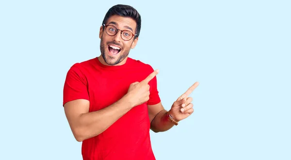 Jeune Homme Hispanique Portant Des Vêtements Décontractés Des Lunettes Souriant — Photo