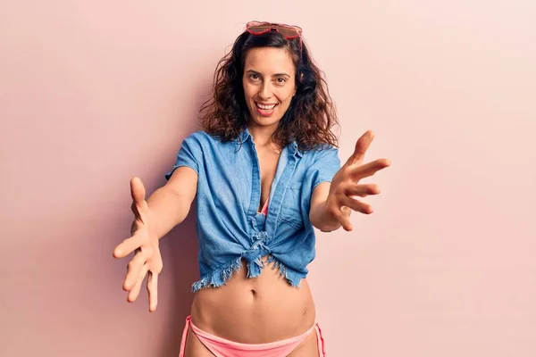 Fiatal Gyönyörű Spanyol Bikiniben Ingben Nyitott Karokkal Mosolyogva Nézi Kamerát — Stock Fotó
