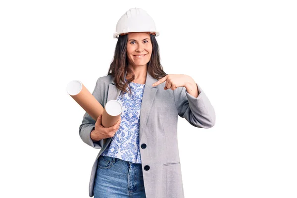 Junge Schöne Brünette Frau Trägt Architekten Hardhat Mit Blaupause Zeigt — Stockfoto