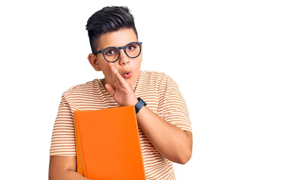 Menino Menino Segurando Livro Usando Óculos Mão Boca Dizendo Rumor — Fotografia de Stock