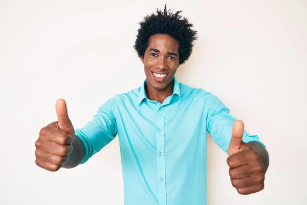 Hombre Afroamericano Guapo Con Cabello Afro Usando Ropa Casual Aprobando —  Fotos de Stock