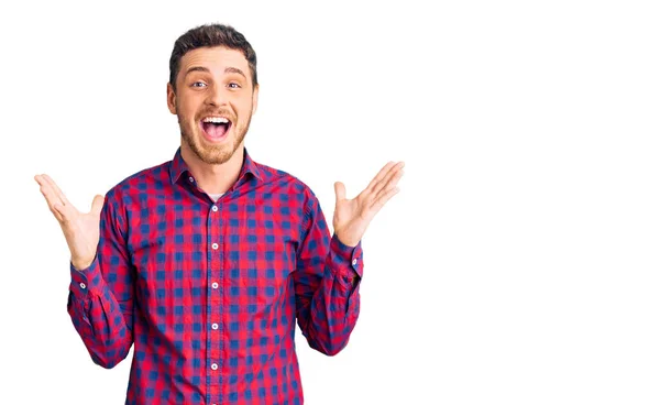 Beau Jeune Homme Avec Ours Portant Chemise Décontractée Célébrant Fou — Photo