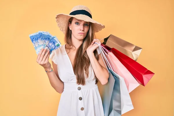 Menina Loira Jovem Segurando Sacos Compras Notas Rands Sul Africanas — Fotografia de Stock