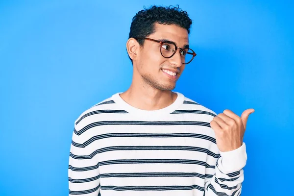 Joven Hombre Hispano Guapo Usando Suéter Casual Gafas Sonriendo Con — Foto de Stock
