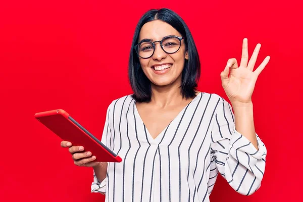 Young Beautiful Latin Woman Holding Touchpad Doing Sign Fingers Smiling — Stock Photo, Image