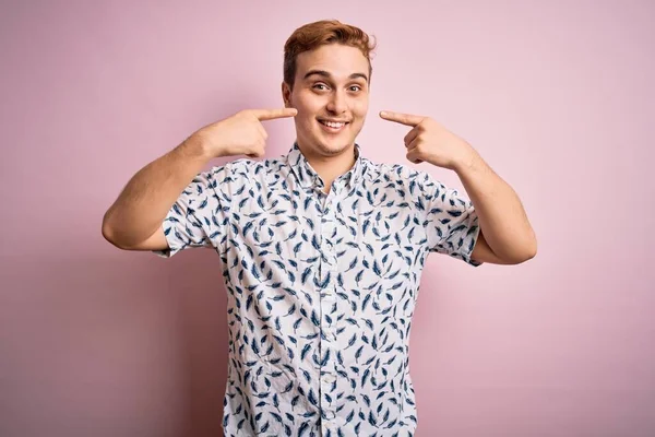 Joven Hombre Pelirrojo Guapo Con Camisa Verano Casual Pie Sobre — Foto de Stock