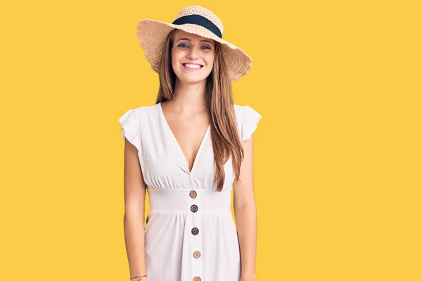 Junge Schöne Blonde Frau Sommerkleid Und Hut Mit Einem Fröhlichen — Stockfoto