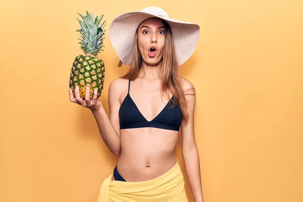 Ung Vacker Flicka Klädd Bikini Och Hatt Håller Ananas Rädd — Stockfoto