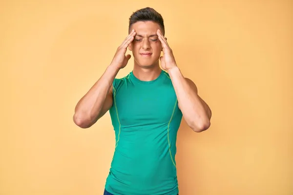 Jonge Latijns Amerikaanse Jongen Draagt Sportieve Stijl Met Mouwloos Shirt — Stockfoto