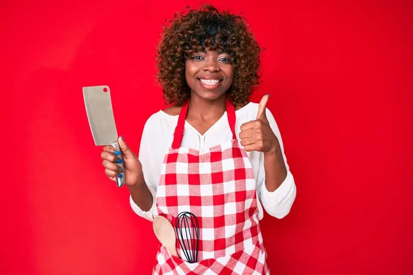 Joven Mujer Afroamericana Vistiendo Delantal Cocinero Sosteniendo Cuchillo Sonriendo Feliz —  Fotos de Stock