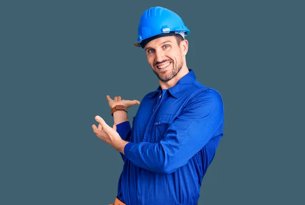 Joven Hombre Guapo Con Uniforme Trabajador Hardhat Haciendo Marco Usando —  Fotos de Stock