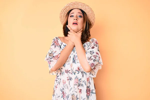 Young Beautiful Caucasian Woman Wearing Summer Dress Hat Shouting Suffocate — Stock Photo, Image