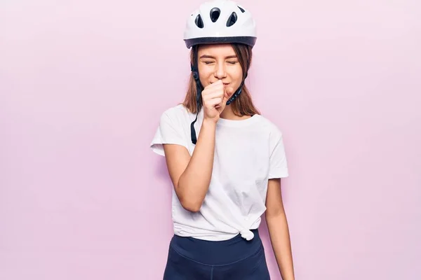 戴自行车头盔的年轻漂亮姑娘感到身体不适 咳嗽是感冒或支气管炎的症状 保健概念 — 图库照片