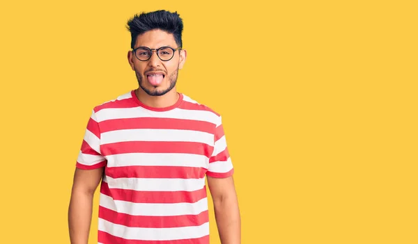 Красивый Латиноамериканец Молодой Человек Повседневной Одежде Очках Торчащий Языком Довольный — стоковое фото