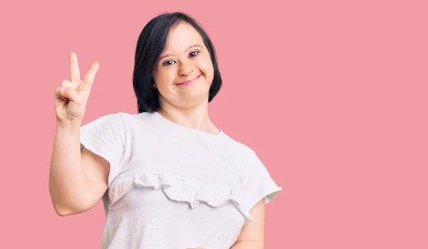 Sendromlu Esmer Kadın Günlük Beyaz Tişört Giyiyor Gülümsüyor Parmaklarını Zafer — Stok fotoğraf