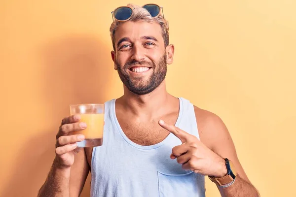 Young Handsome Blond Man Beard Vacation Drinking Glass Healthy Orange — Stock Photo, Image