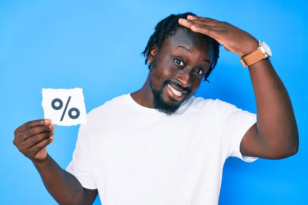 Jonge Afro Amerikaanse Man Met Vlechten Met Percentage Symbool Papier — Stockfoto
