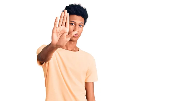 身穿休闲装的年轻的非洲裔美国人停下手心唱歌 用消极而严肃的手势警告人 — 图库照片