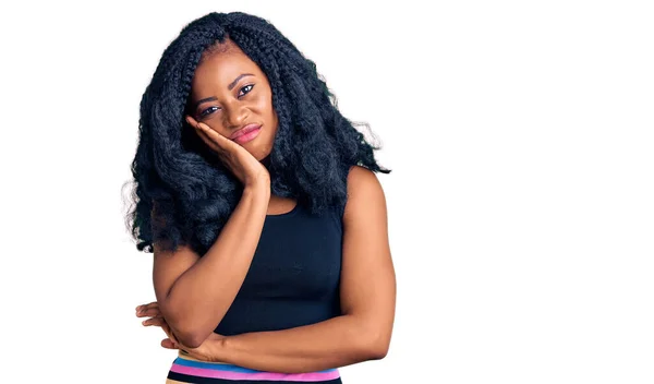 Mooie Afrikaanse Amerikaanse Vrouw Dragen Casual Kleding Denken Kijken Moe — Stockfoto