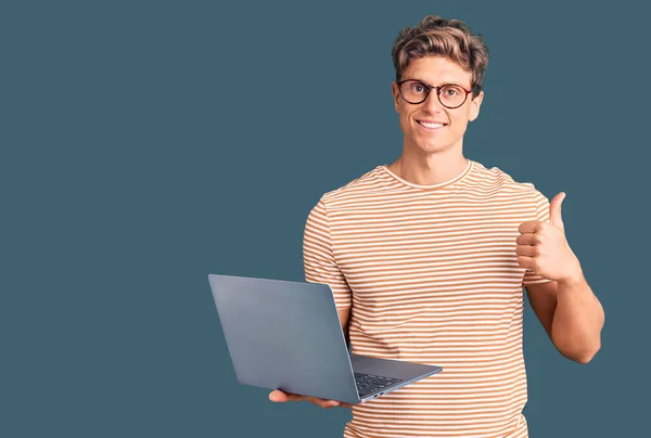 Ung Stilig Man Bär Glasögon Håller Laptop Ler Glad Och — Stockfoto