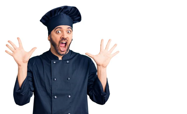 Молодий Іспаномовний Чоловік Формі Кухонної Плити Святкує Божевілля Вражений Успіхом — стокове фото