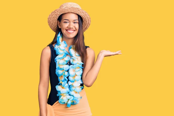 Junge Schöne Lateinische Mädchen Mit Hawaiianischem Lei Und Sommerhut Lächelt — Stockfoto